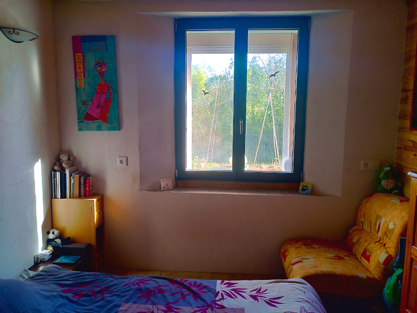 Coin chambre, avec fauteuil et étagère