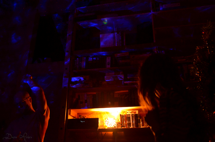 danse dans le noir, reflets bleus sur les murs