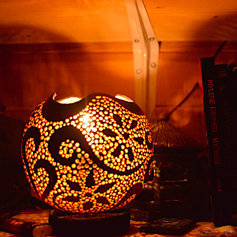 Lampe calebasse trouée, allumée